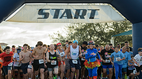 tour de broward runners at start line