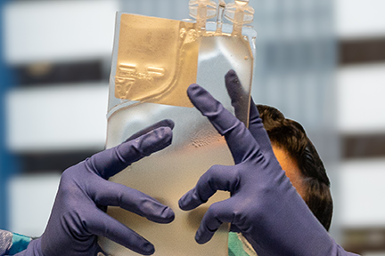  Placing TCR-T IV bag on pole